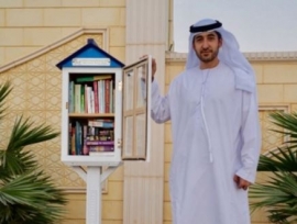 مواطن يخصص مكتبة أمام منزله لخدمة سكان المنطقة