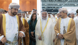 حاكم الشارقة يزور معرض مسقط الدولي للكتاب ويوقع أحدث إصداراته