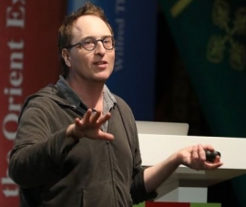 جون رونسون يكشف خبايا التشهير في العالم الافتراضي