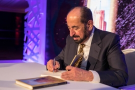 حاكم الشارقة يدشن النسخة الفرنسية من كتابه &quot;تحت راية الاحتلال&quot; في باريس