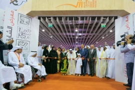 افتتح الدورة الـ 37 وكرّم الرعاة والفائزين.. ووقّع نسخة من روايته - سلطان: معرض الكتاب يجمعنا على الكلمة الصادقة