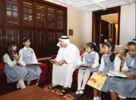 وزارة الموارد البشرية والتوطين تسلم طالبات فائزات نسخاً من قصصهن