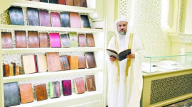 سلطان يهدي مجمع القرآن بالشارقة 50 مخطوطة أثرية نادرة