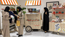 عربة «منصة» تتجول بالكتب في الشارقة