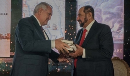 دشن صاحب السمو الشيخ الدكتور سلطان بن محمد القاسمي عدداً من الإصدارات التاريخية من مؤلفات سموه والمترجمة حديثاً إلى اللغة الفرنسية