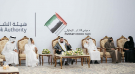 حاكم الشارقة يفتتح معرض الكتاب الإماراتي ويوقع أحدث إصداراته