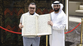 مركز الحضارة الإسلامية بأوزبكستان يهدي مجمع القرآن مخطوط &quot;كاتا لانغار&quot;