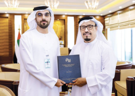 ضاحي خلفان يتسلّم نسخة من رسالة دكتوراه