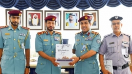 الشامسي يتسلم نسخة من كتاب &quot;من قصتي خذوا العبر&quot; بطريقة &quot;برايل&quot;