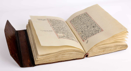 رئيس المكسيك الأسبق يهدي مجمع القرآن مخطوطاً تاريخياً نادراً