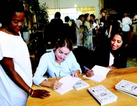 دليل إرشادي باللغة الإنجليزية لتقاليد وثقافة الدولة - «الإمارات 101» إضاءات عصرية على التراث المحلي