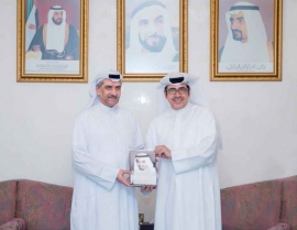 حاكم الفجيرة يتسلم النسخة الأولى من كتاب &quot;سيرة حاكم&quot;