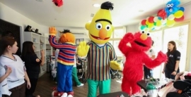 شخصيات &quot;شارع سمسم&quot; تستقبل الأطفال بمكتبتهم الجديدة في &quot;أمانة للرعاية الصحية&quot;