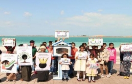 المكتبة المتنقلة لمشروع «صديقك أينما تكون» على شاطئ الكورنيش وشاطئ البطين في أبوظبي