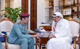 حميد النعيمي وولي عهده يتسلمان نسخة من كتاب شرطة عجمان بين الأمس واليوم