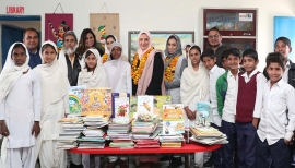 &quot;كان ياما كان&quot; تقدم 500 كتاب لمدرسة في الهند